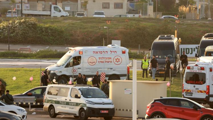 جانب من تسليم الأسرى