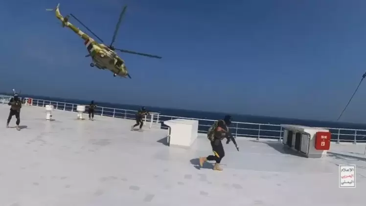 الحوثيون صوروا مشاهد لعملية السيطرة على السفينة التي يملكها رجل أعمال إسرائيلي