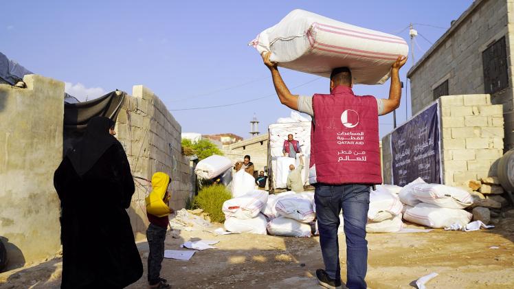 خلال توزيع المساعدات على النازحين