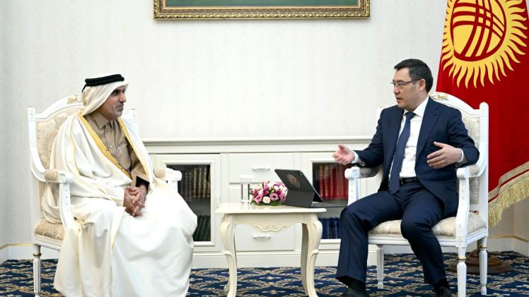 خلال تسليم نسخة من أوراق الاعتماد