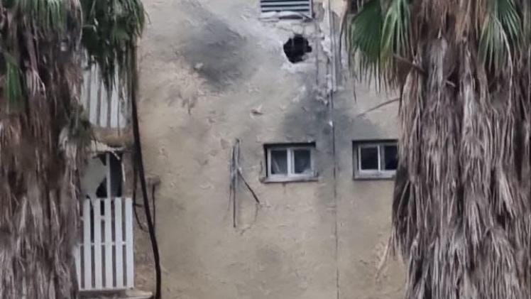 آثار لإصابات مباشرة في مستوطنة كريات شمونة