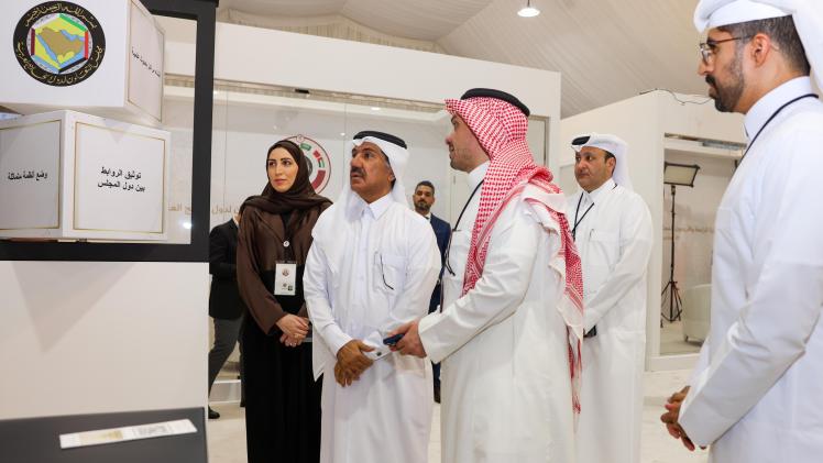 الأمين العام لوزارة الخارجية مفتتحا المركز الإعلامي للقمة الخليجية