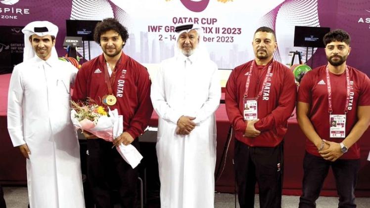 السيد محمد يوسف المانع مع فارس إبراهيم بعد تتويجه بثلاث ميداليات