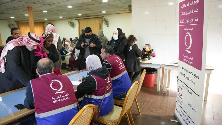 جانب من توزيع المساعدات