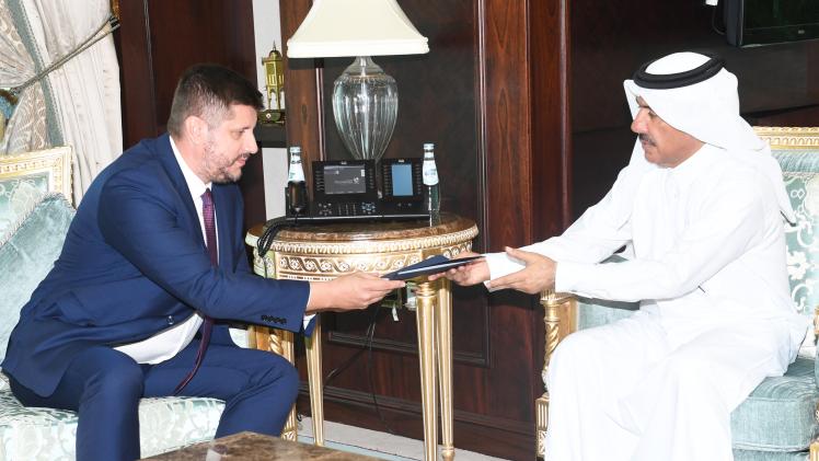 خلال تسليم الرسالة الخطية