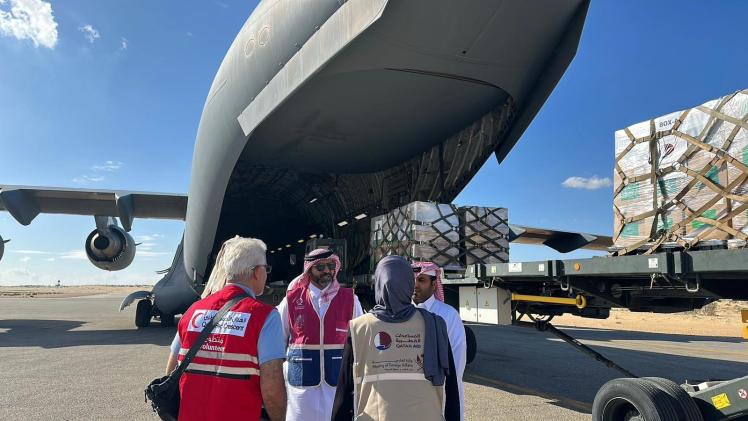جانب من وصول المساعدات مطار العريش
