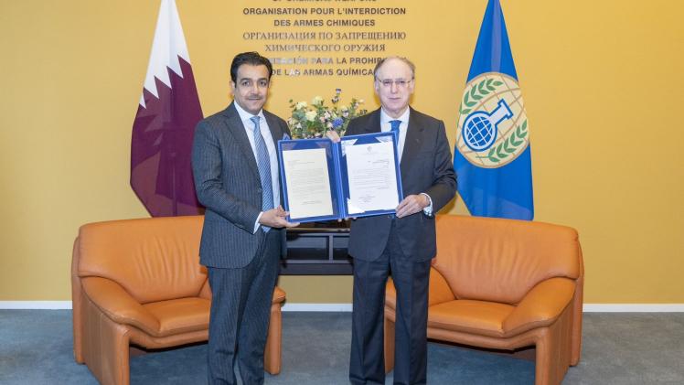 خلال تسليم أوراق الاعتماد