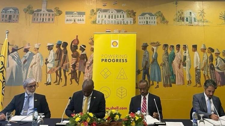 جانب من توقيع العقد