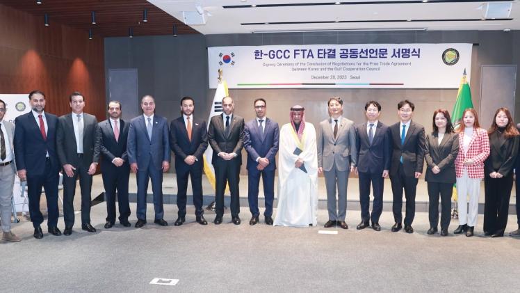 صورة جماعية عقب توقيع الاتفاقية