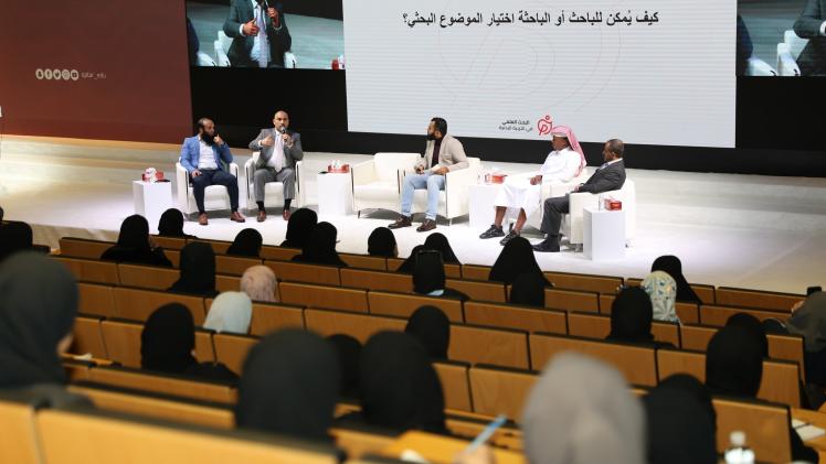 جانب من الجلسات الحوارية