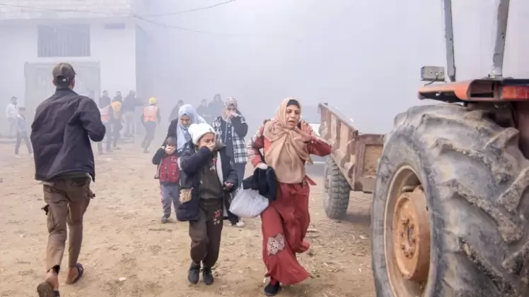 فلسطينيون قرب موقع تعرض لغارة إسرائيلية في خان يونس