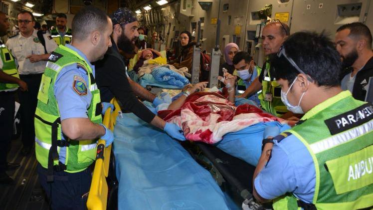 جانب من عملية نقل الجرحي الفلسطينيين لعلاجهم بالدوحة