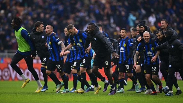 احتفال لاعبو إنتر ميلان