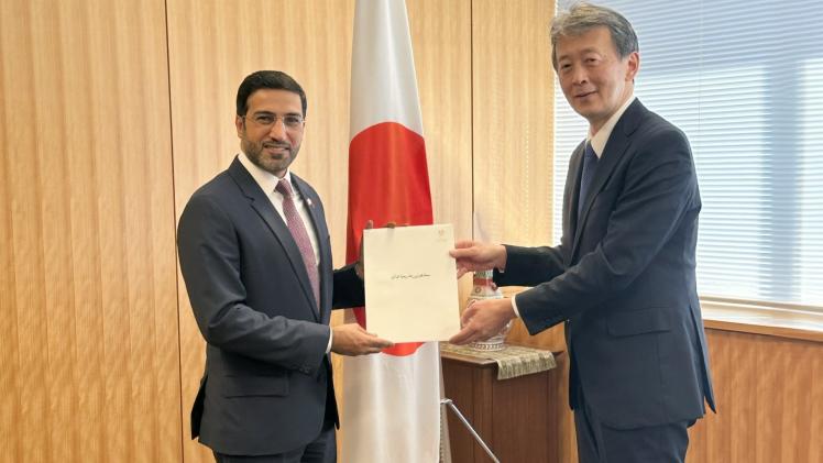 وزير الخارجية الياباني مع السفير القطري