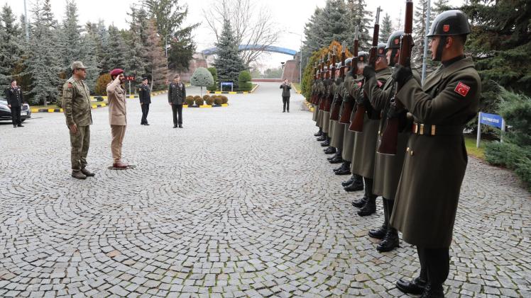 من مراسم استقبال سعادة قائد الحرس الأميري