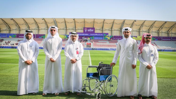 خلال تسليم الكراسي المتحركة للجنة