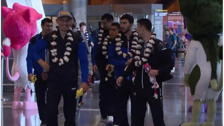 منتخب أوزبكستان لكرة القدم لدى وصوله الدوحة