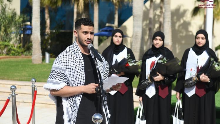 مجموعة من طلبة غزة بعد انضمامهم لجامعة الدوحة