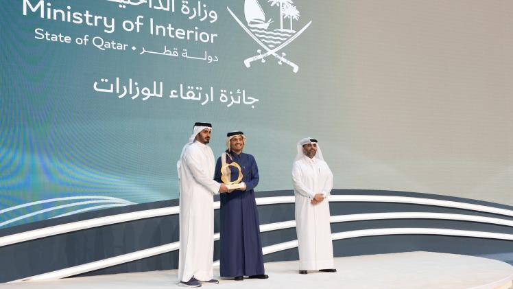 معالي رئيس الوزراء أثناء توزيع الجوائز