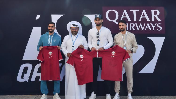 زيارة نجوم العنابي لحلبة لوسيل