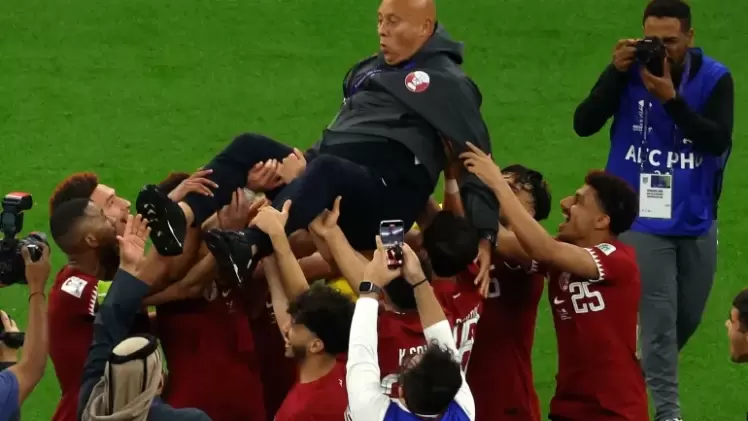 لاعبو منتخب قطر يحتلفون مع ماركيز لوبيز