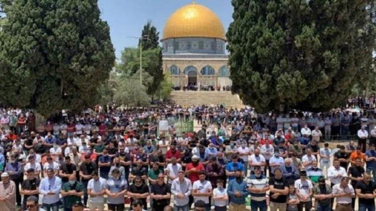 المواطنون الفلسطينيون يؤدون صلاة الجمعة