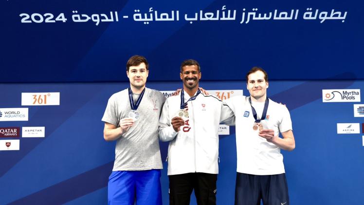 اللاعب القطري محمد شويطر على منصة التتويج