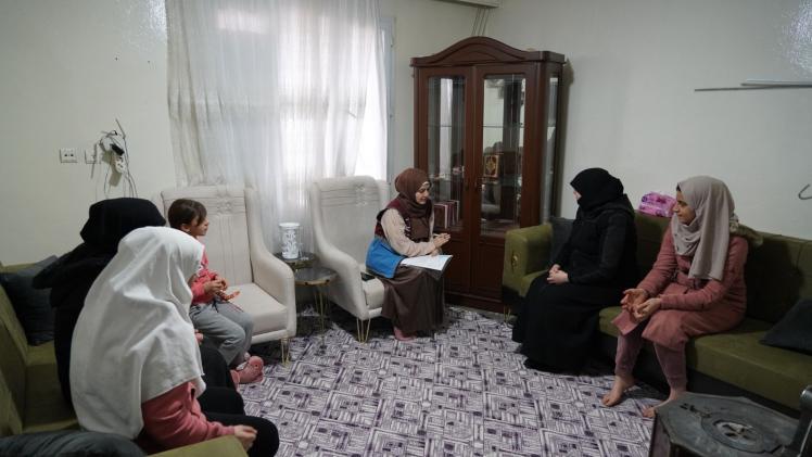 تسليم الإيجارات للأسر المتضررة من الزلزال