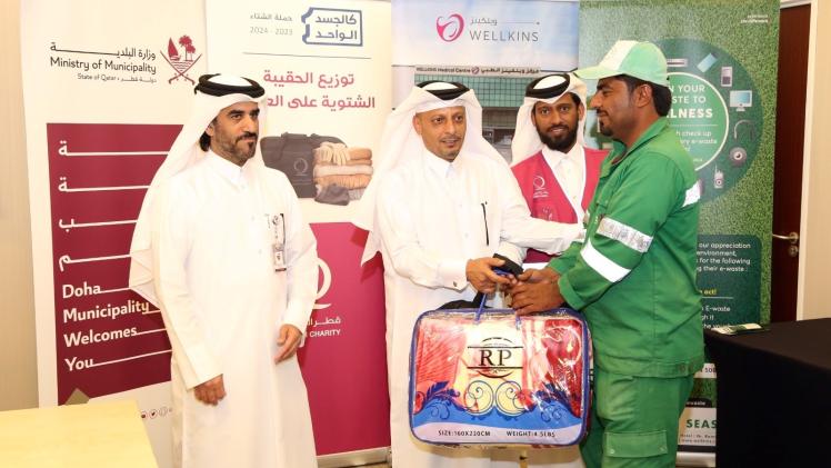 جانب من توزيع الحقائب الشتوية