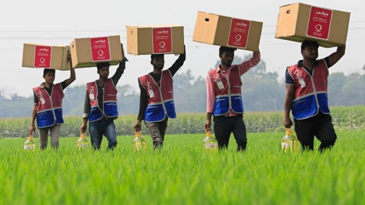 جانب من توزيع السلال الغذائية الرمضانية