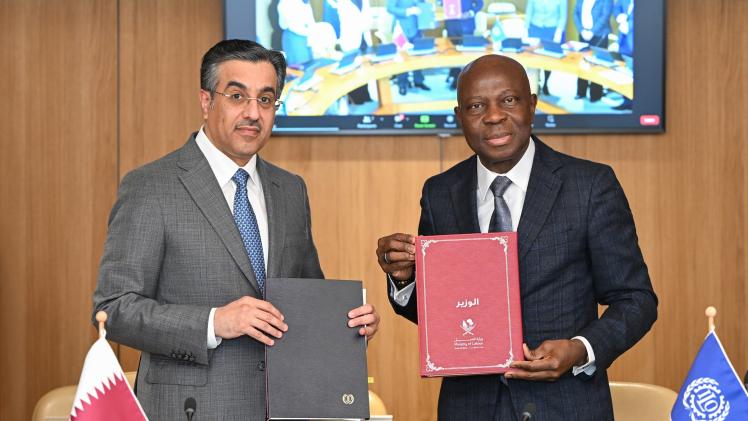 جانب من التوقيع