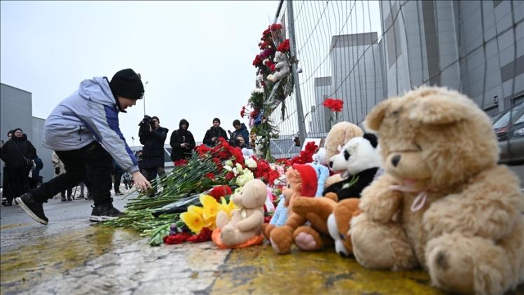 سكان موسكو وضعوا باقات الزهور في قاعة مدينة كروكوس