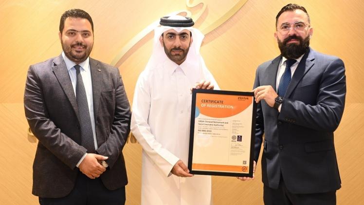 خلال تسلم الشهادة