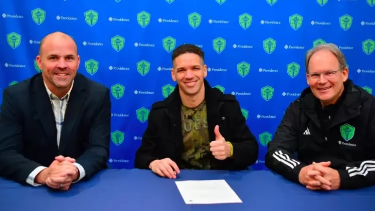 أوزفالدو ألونسو بعد توقيع العقد