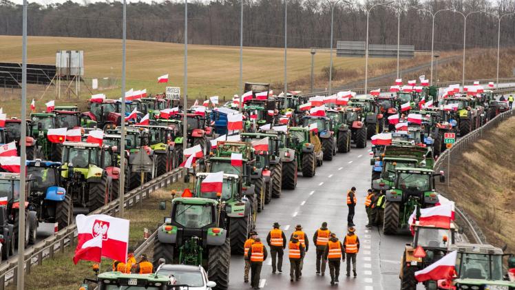 المحتجون يقطعون الطريق