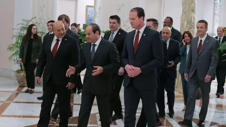 الرئيس المصري عبد الفتاح السيسي رفقة الوفد الأمريكي