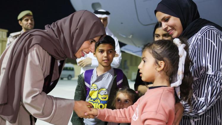 السيدة لولوة الخاطر في استقبال الأشقاء الفلسطينيين من حملة الإقامة القطرية