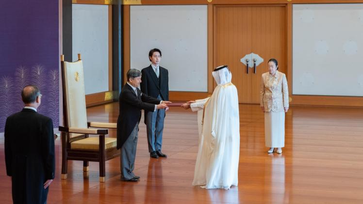 خلال تسليم نسخة من أوراق الاعتماد