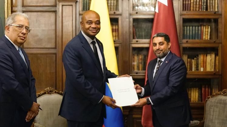 سعادة السيد عيسى بن جابر الكواري سفير دولة قطر لدى جمهورية كولومبيا خلال تسليم الرسالة