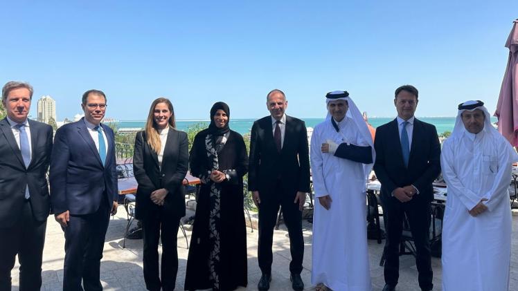 صورة جماعية على هامش الاجتماع