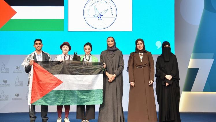 سعادة الشيخة هند تتوج الفريق الفائز من جامعة النجاح الوطنية الفلسطينية