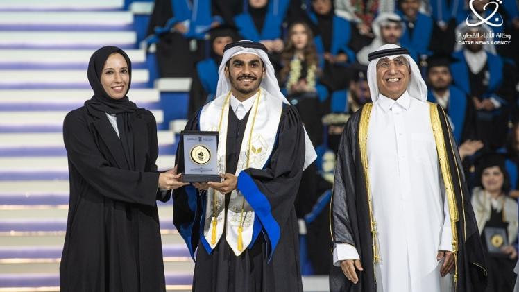 جانب من تكريم الخريجين