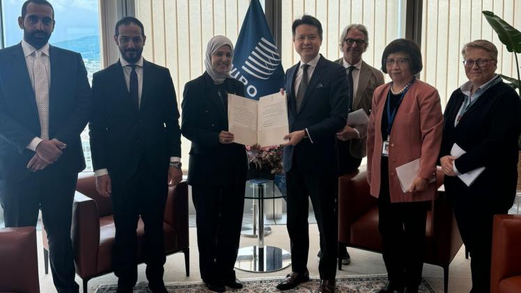 جانب من تسليم وثيقة انضمام قطر للبروتوكول