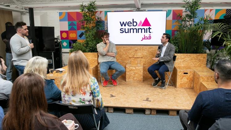 جانب من الجلسة الحوارية حول قمة الويب