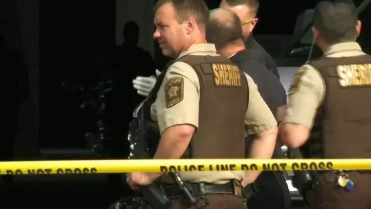 ضباط شرطة أثناء التحقيق في حادث إطلاق النار في مينيابوليس