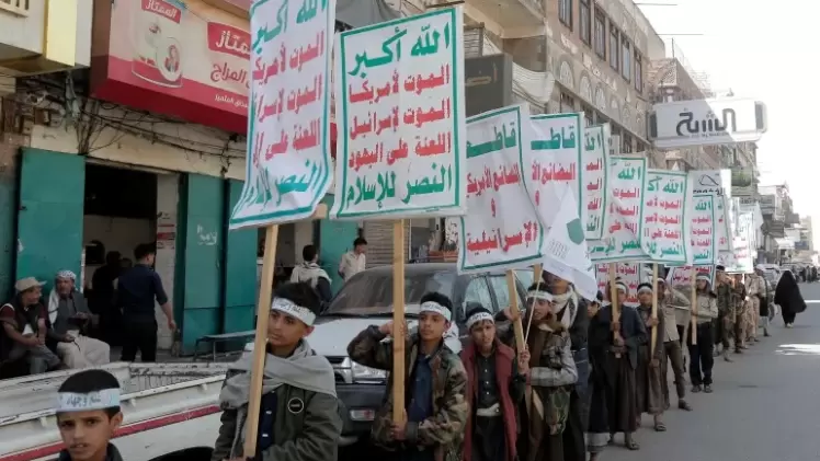 طلاب مدارس يمنية يشاركون في مسيرة نظمها أنصار الحوثيين