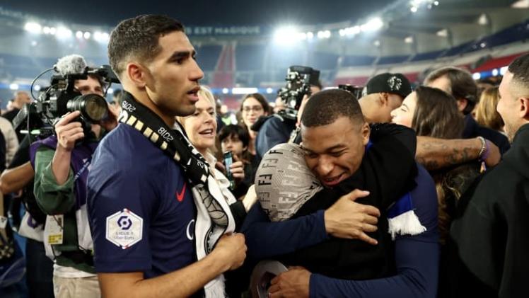 كيليان مبابي ووالدة أشرف حكيمي