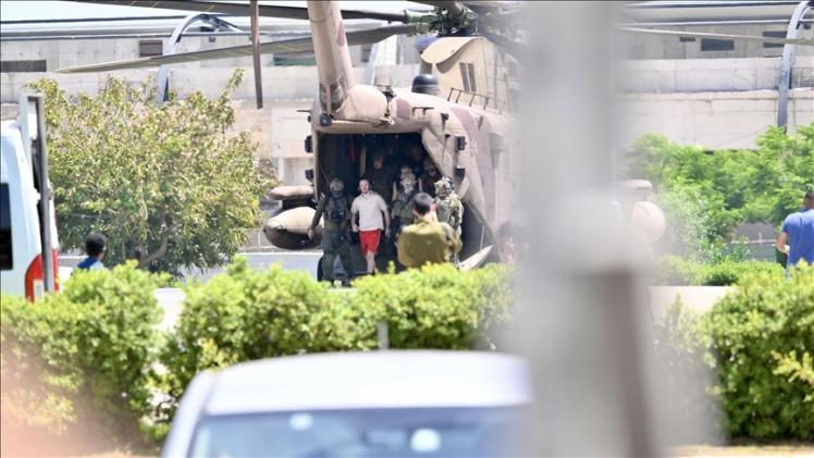 المحتجزين بعد وصولهم إسرائيل