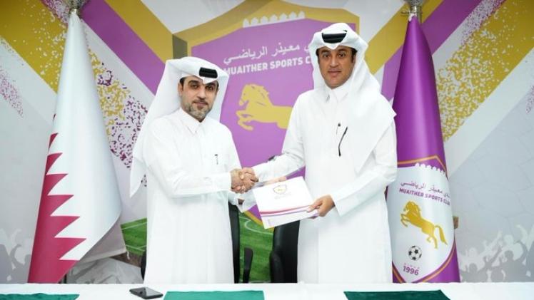 جانب من توقيع العقود