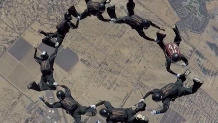 المنتخب القطري للقفز المظلي.jfif